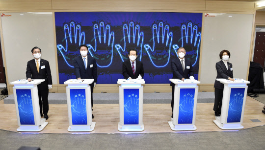 2일 오후 인천시 서구 원창동에 있는 SK인천석유화학에서 열린 제3차 수소경제위원회에서 정세균(가운데) 국무총리와 정의선(오른쪽 두번째) 현대자동차그룹 회장, 최태원(왼쪽 두번째) SK그룹 회장 등이 수소생태계 구축을 위한 퍼포먼스에 참여하고 있다. <현대차그룹 제공>